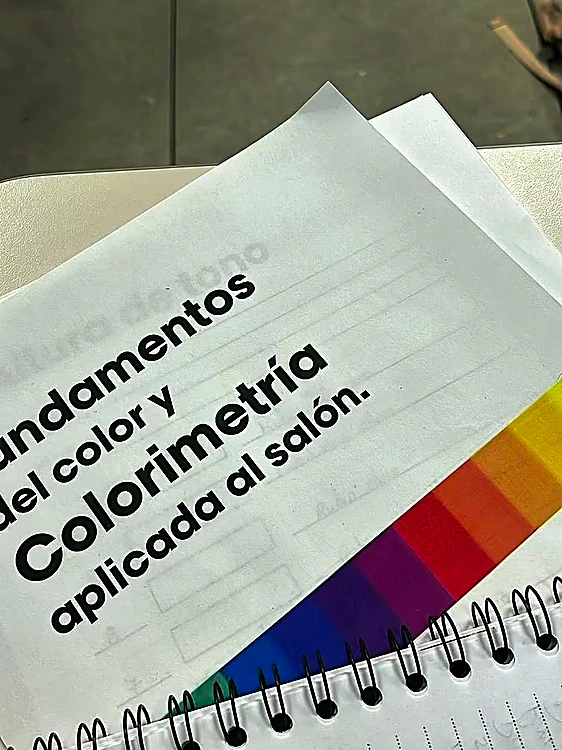 Libreta del curso de color y colorimetría aplicada al salón, de L'Oréal Professionnel
