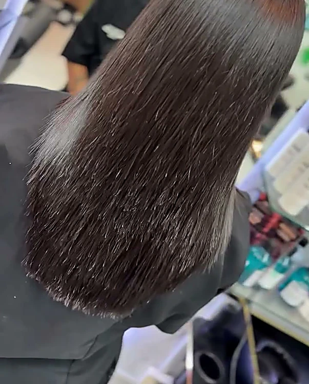 Cabello oscuro, lacio y brillante después de la queratina