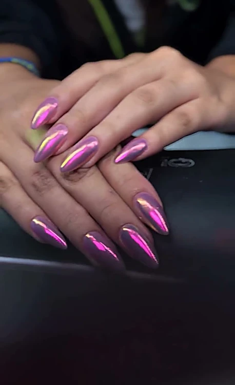 Uñas almendradas largas con efecto cromo rosa y lila